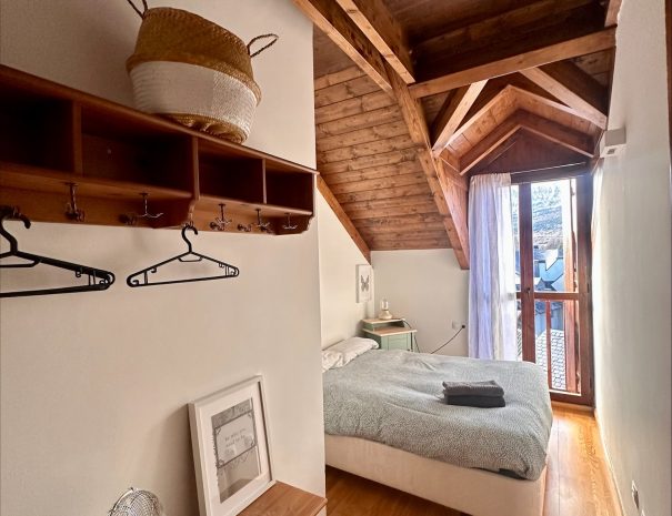 Habitación abuhardillada con balcón y vistas a las montañas