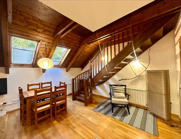 Salón con elegante escalera de madera