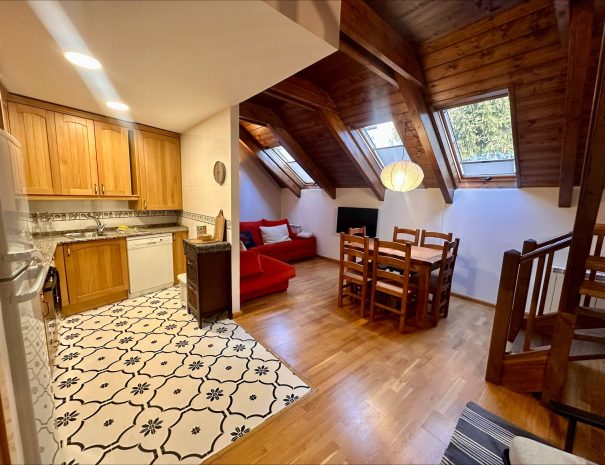 Salón abuhardillado con cocina anexa